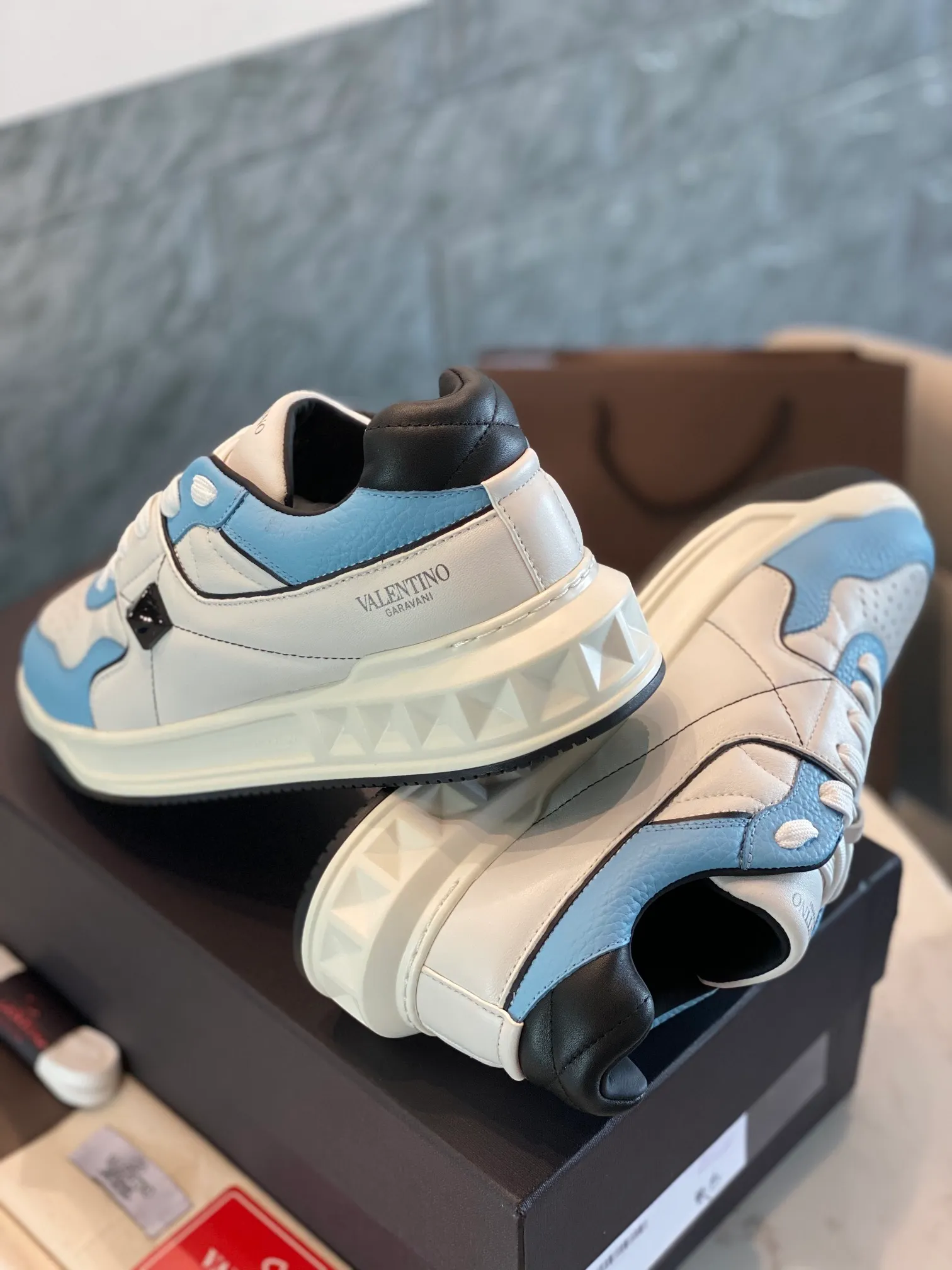 👟👟Ex-factory price 780👟👟 Valentino ONE STUD calfskin lace-up sneakers. Soft suede low-top sneakers, classic and versatile, couple's sneakers, special goods, worth buying! A pair of simple shoes with unique details will save you from the difficulty of dressing. OneStud sneakers, with quilted plaid and oversized rivets, create an eye-catching punk style and get rid of the heavy feeling of this season's clothing. U👟👟Ex-factory price raise calfskin derby shoes, with exquisite leather construction and simple silhouette, smooth lines set the tone of coolness, they are a versatile item in the wardrobe. There are more Valentino boutique shoes waiting for you to unlock! It’s time to get the shoes you’ve been coveting for a long time! Officially on sale 7,+++ - Seven straps, decorated with metallic rubber effect. Decoration on the back and tongue. Size 35-44.